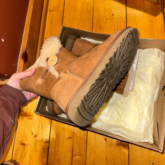Bailey Button Uggs - Picture 3 of 5